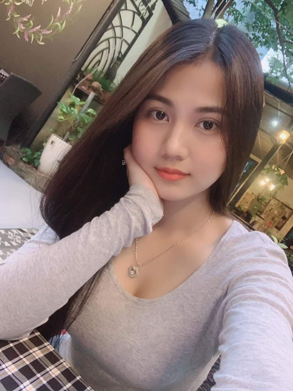 bé Vy ngọt nước . Alo bé